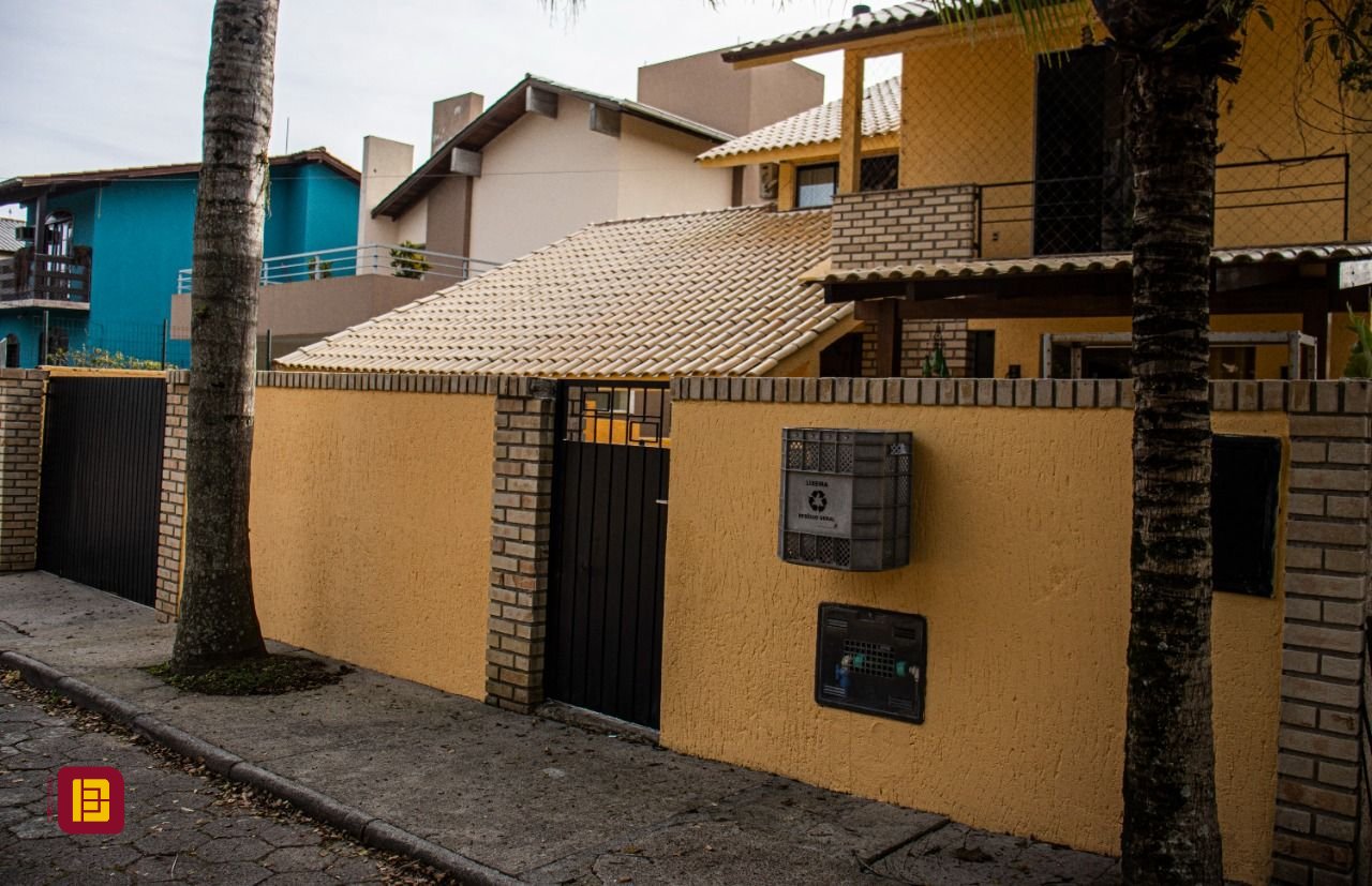 Casa com 189m², 4 quartos, 3 garagens, no bairro Campeche Leste em Florianópolis