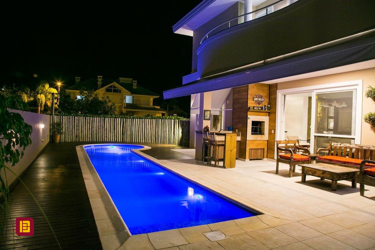 Casa com 436m², 9 quartos (sendo 4 suítes), 4 garagens, no bairro Jurerê Internacional em Florianópolis