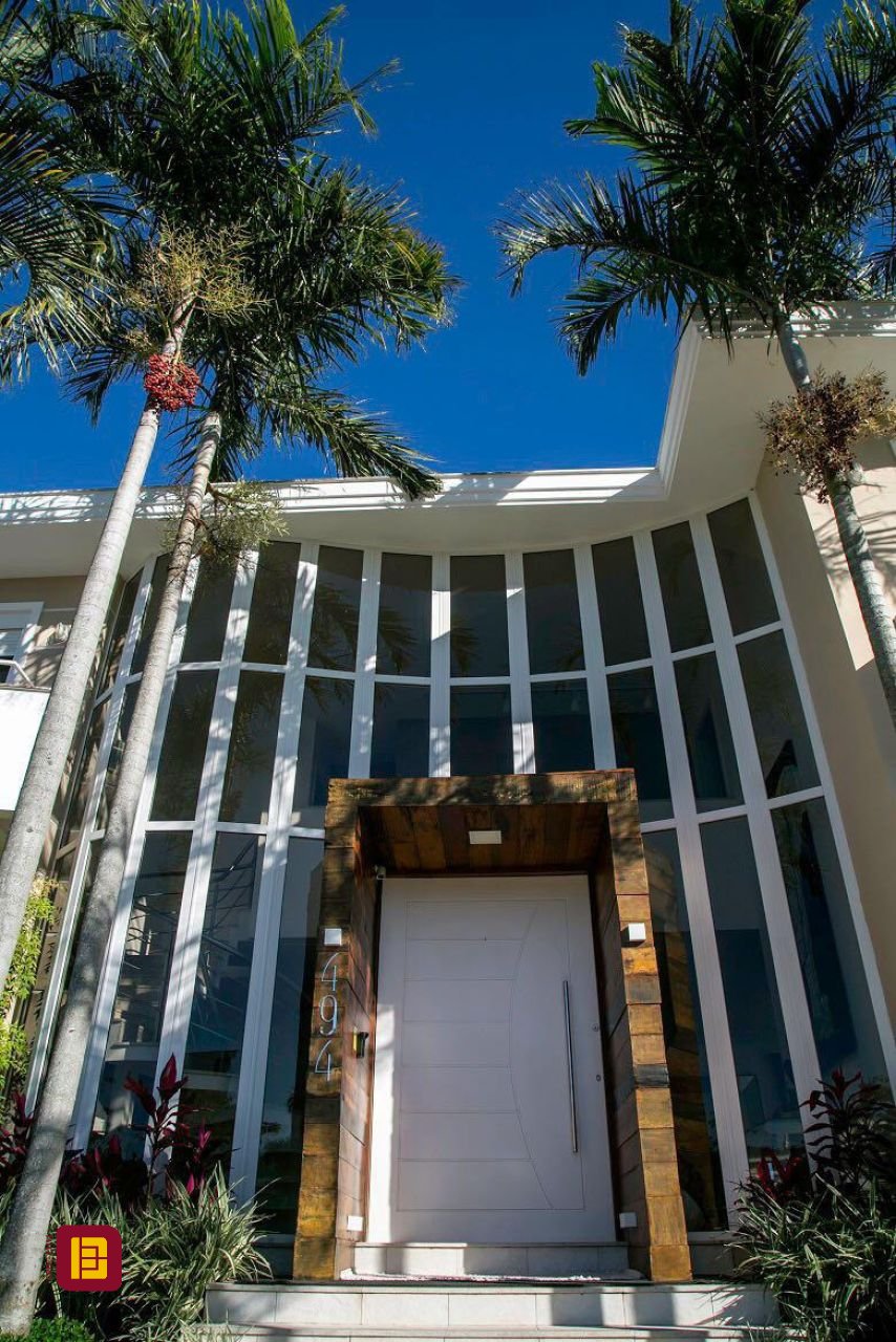 Casa com 436m², 9 quartos (sendo 4 suítes), 4 garagens, no bairro Jurerê Internacional em Florianópolis