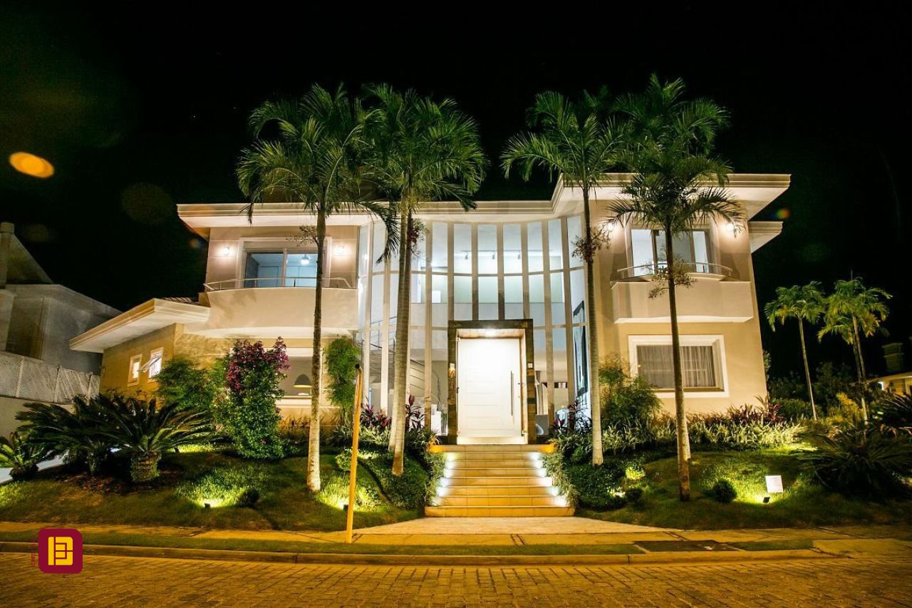 Casa com 436m², 9 quartos (sendo 4 suítes), 4 garagens, no bairro Jurerê Internacional em Florianópolis