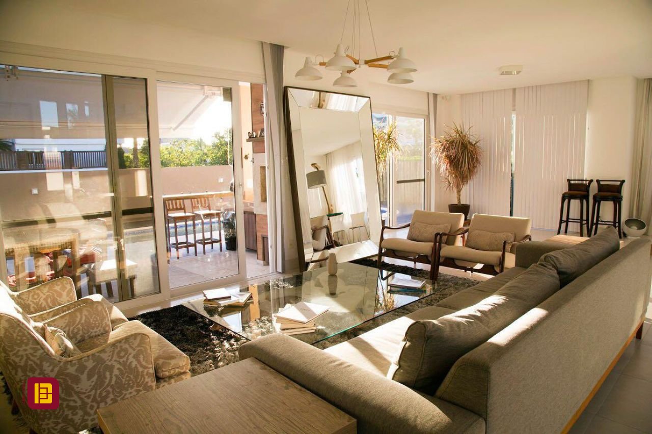Casa com 436m², 9 quartos (sendo 4 suítes), 4 garagens, no bairro Jurerê Internacional em Florianópolis