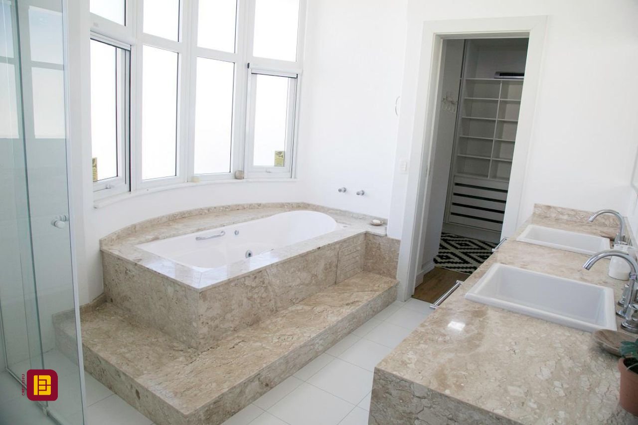 Casa com 436m², 9 quartos (sendo 4 suítes), 4 garagens, no bairro Jurerê Internacional em Florianópolis