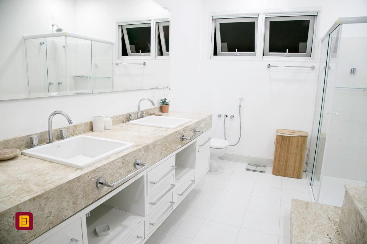 Casa com 436m², 9 quartos (sendo 4 suítes), 4 garagens, no bairro Jurerê Internacional em Florianópolis