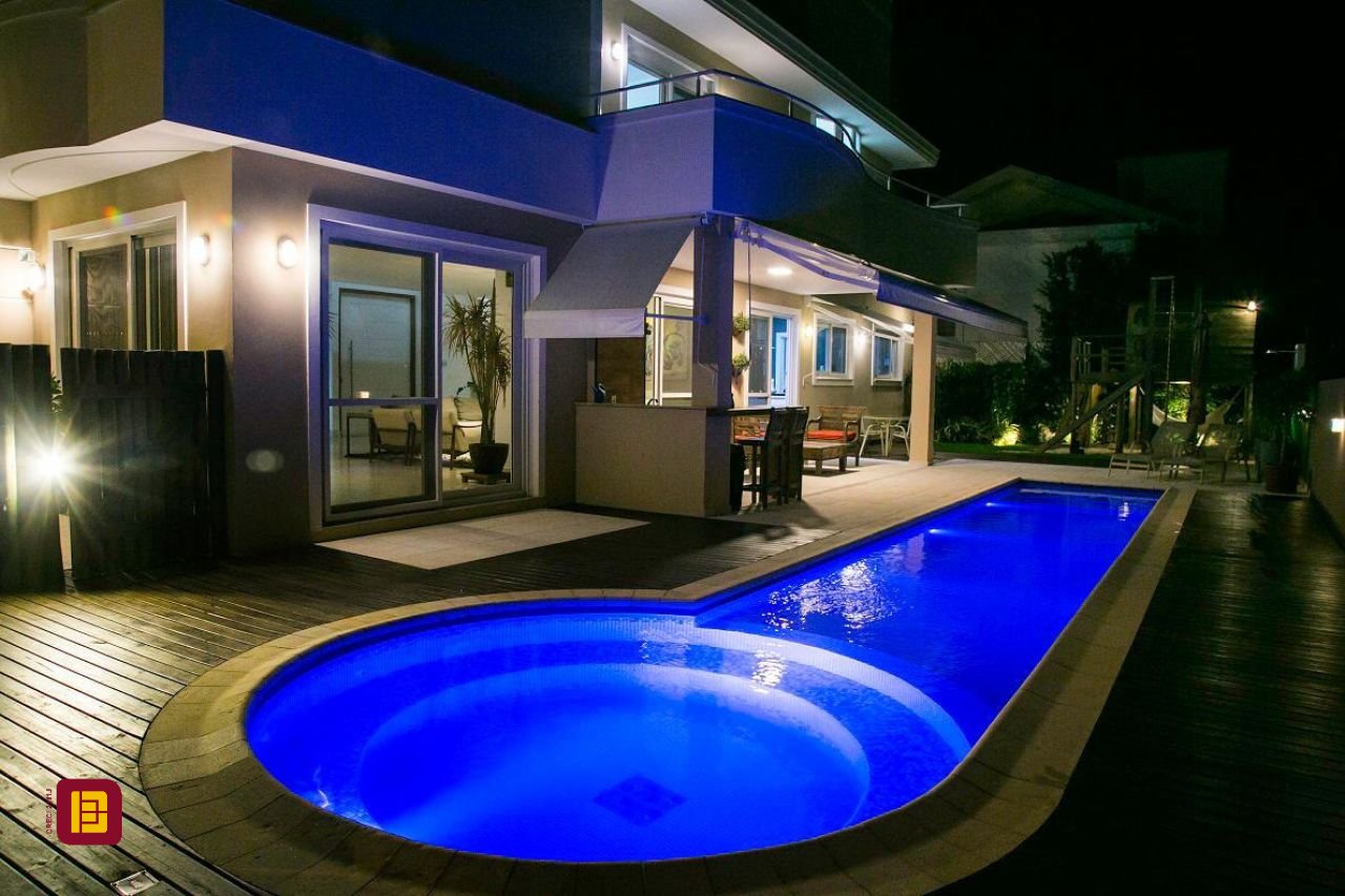 Casa com 436m², 9 quartos (sendo 4 suítes), 4 garagens, no bairro Jurerê Internacional em Florianópolis