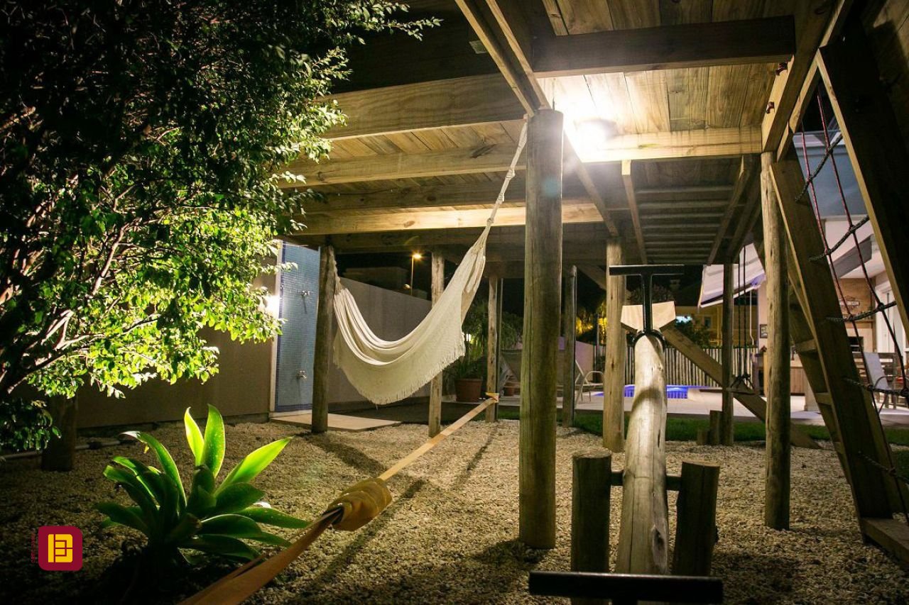 Casa com 436m², 9 quartos (sendo 4 suítes), 4 garagens, no bairro Jurerê Internacional em Florianópolis