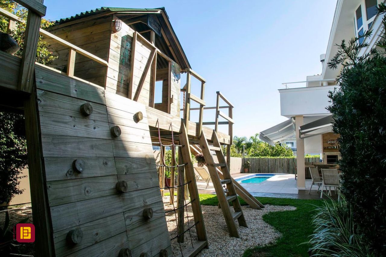 Casa com 436m², 9 quartos (sendo 4 suítes), 4 garagens, no bairro Jurerê Internacional em Florianópolis