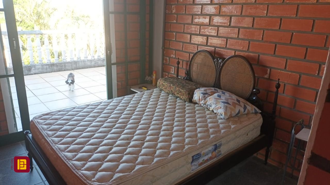 Casa com 327m², 5 quartos, 3 garagens, no bairro Ingleses do Rio Vermelho em Florianópolis