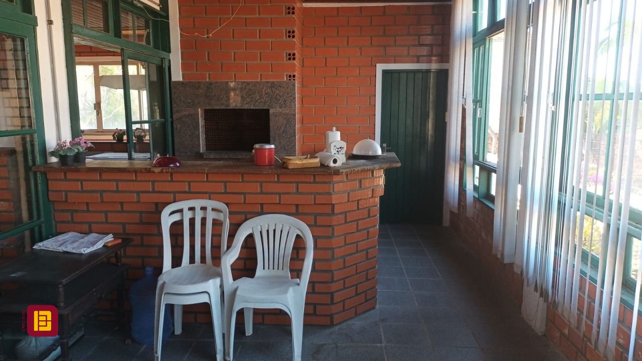 Casa com 327m², 5 quartos, 3 garagens, no bairro Ingleses do Rio Vermelho em Florianópolis