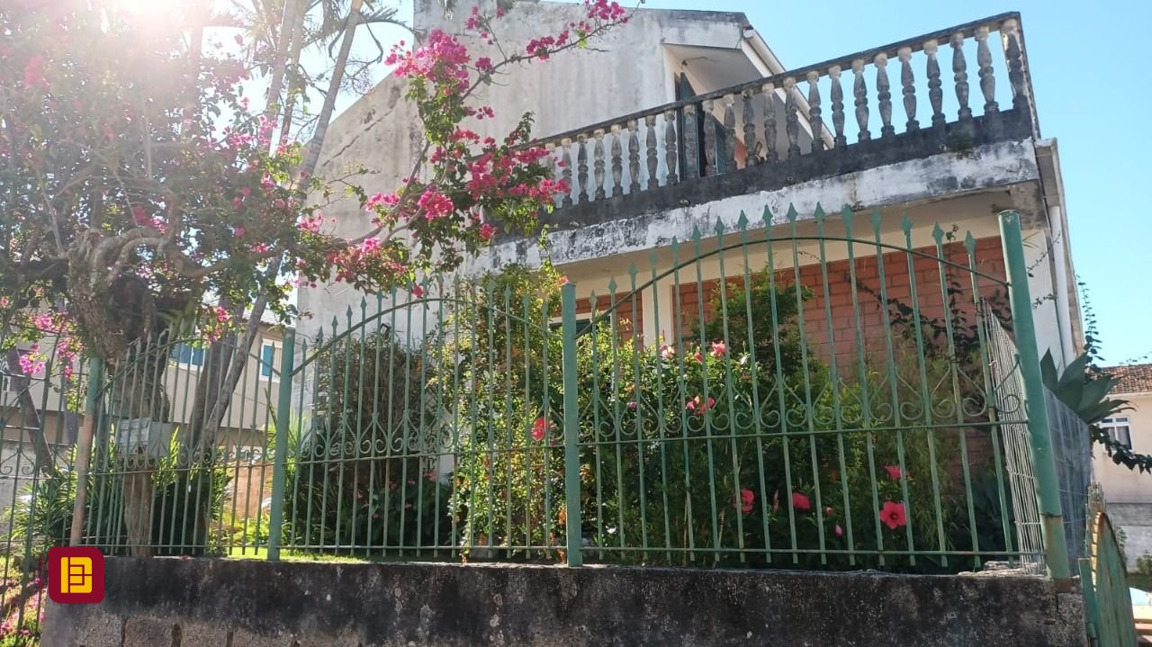 Casa com 327m², 5 quartos, 3 garagens, no bairro Ingleses do Rio Vermelho em Florianópolis