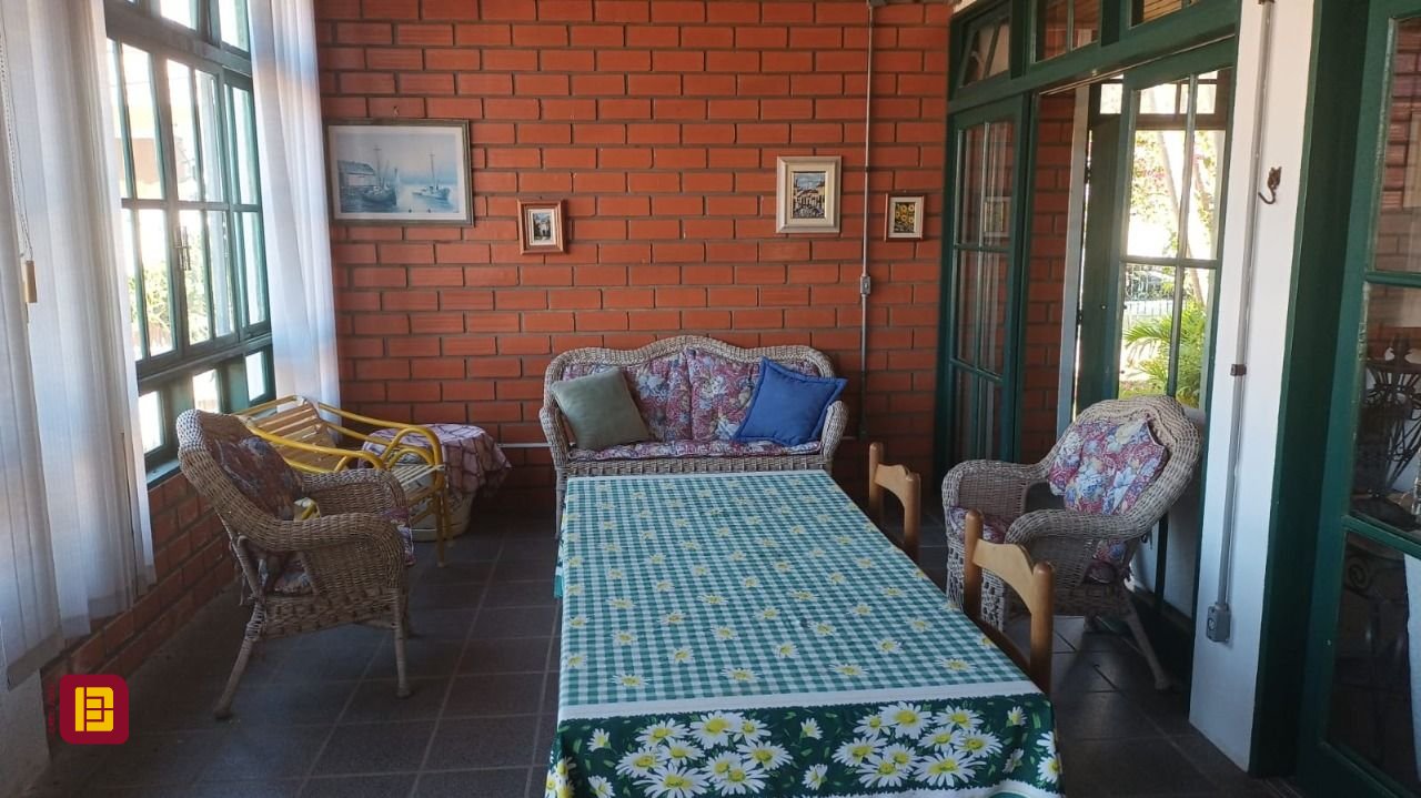 Casa com 327m², 5 quartos, 3 garagens, no bairro Ingleses do Rio Vermelho em Florianópolis