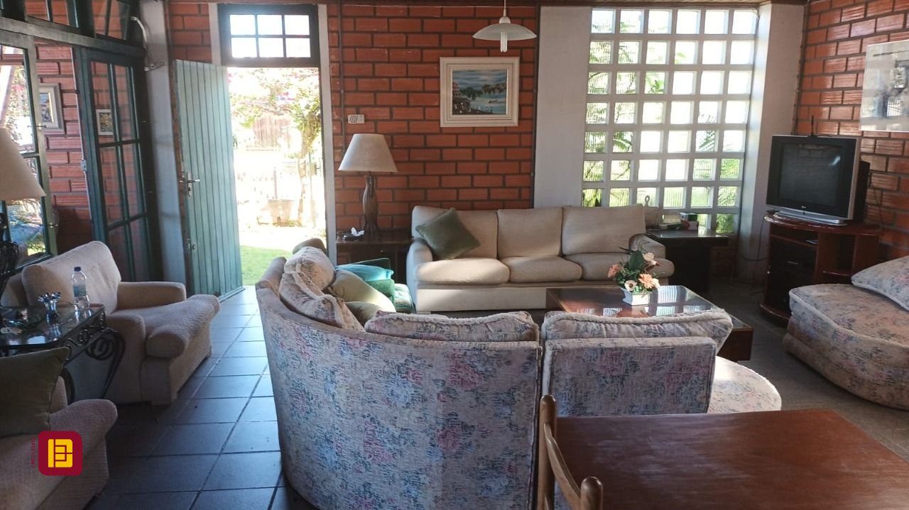 Casa com 327m², 5 quartos, 3 garagens, no bairro Ingleses do Rio Vermelho em Florianópolis