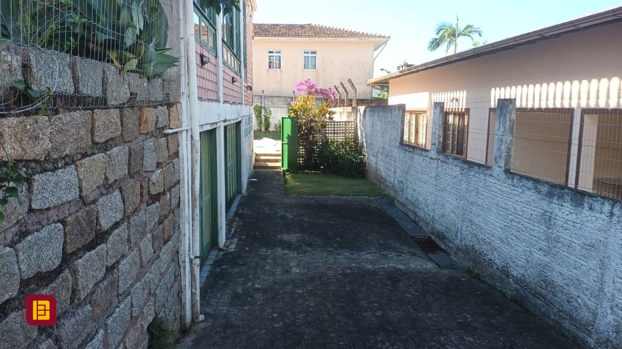 Casa com 327m², 5 quartos, 3 garagens, no bairro Ingleses do Rio Vermelho em Florianópolis