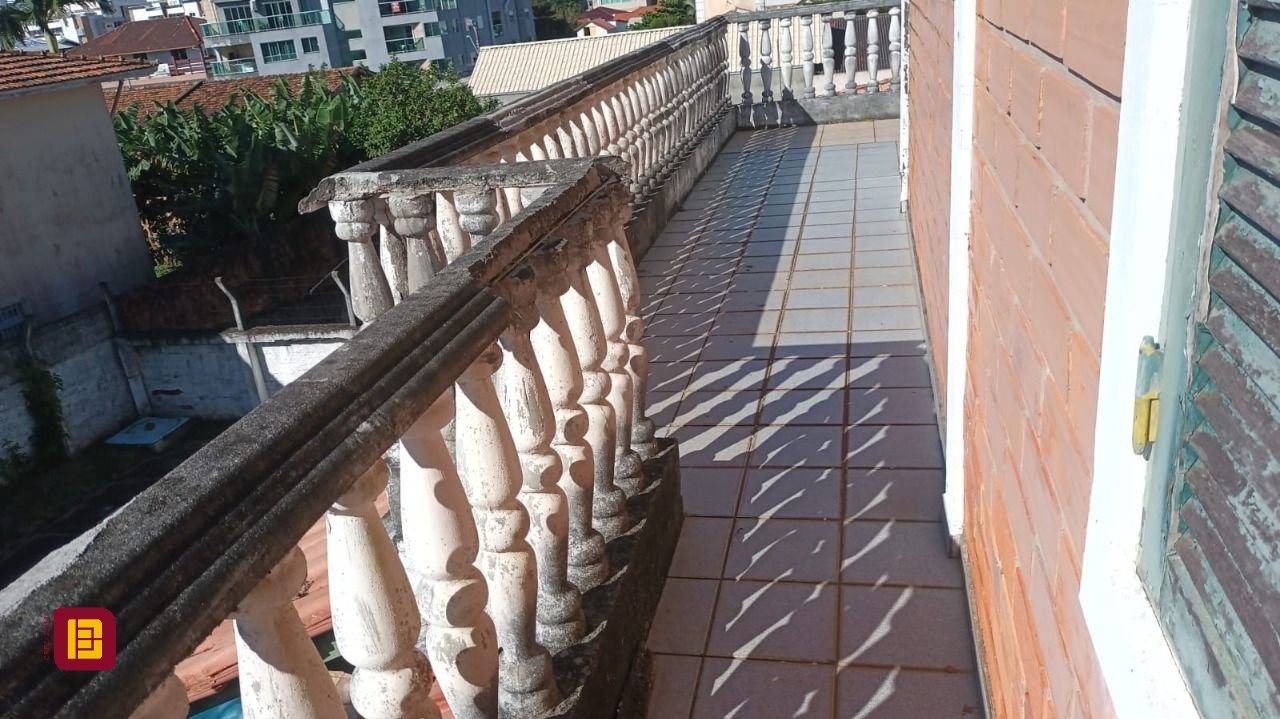Casa com 327m², 5 quartos, 3 garagens, no bairro Ingleses do Rio Vermelho em Florianópolis