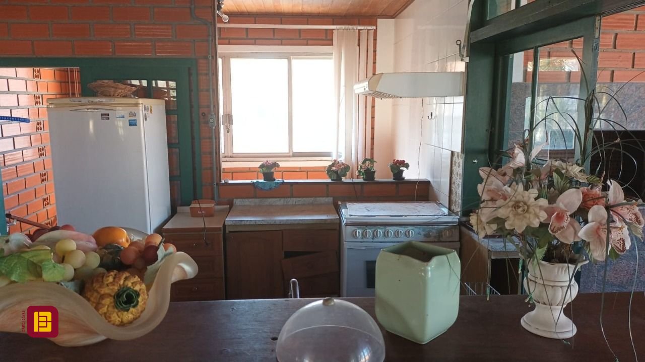 Casa com 327m², 5 quartos, 3 garagens, no bairro Ingleses do Rio Vermelho em Florianópolis