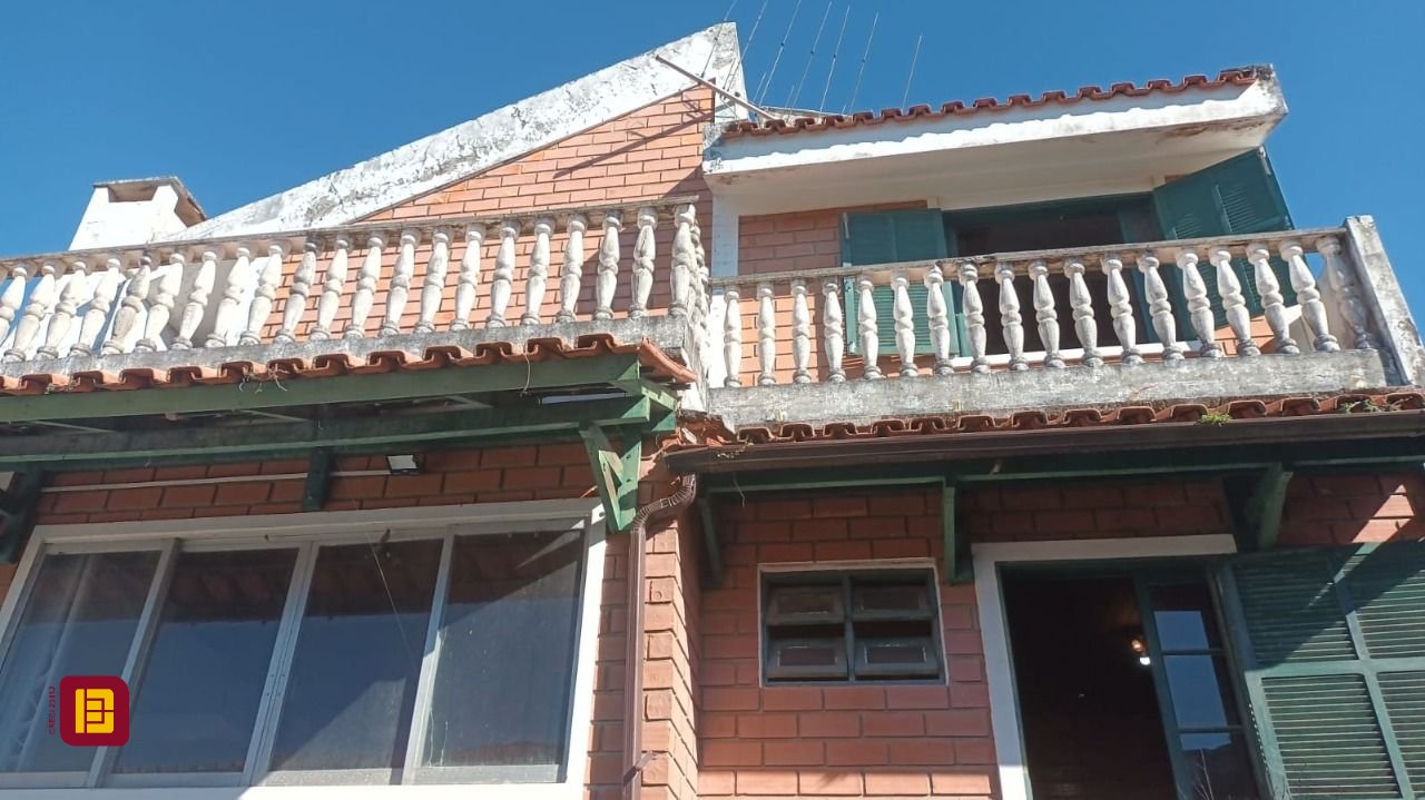 Casa com 327m², 5 quartos, 3 garagens, no bairro Ingleses do Rio Vermelho em Florianópolis