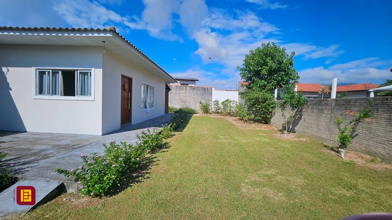 Casa com 470m², 5 quartos (sendo 1 suíte), 3 garagens, no bairro São João do Rio Vermelho em Florianópolis