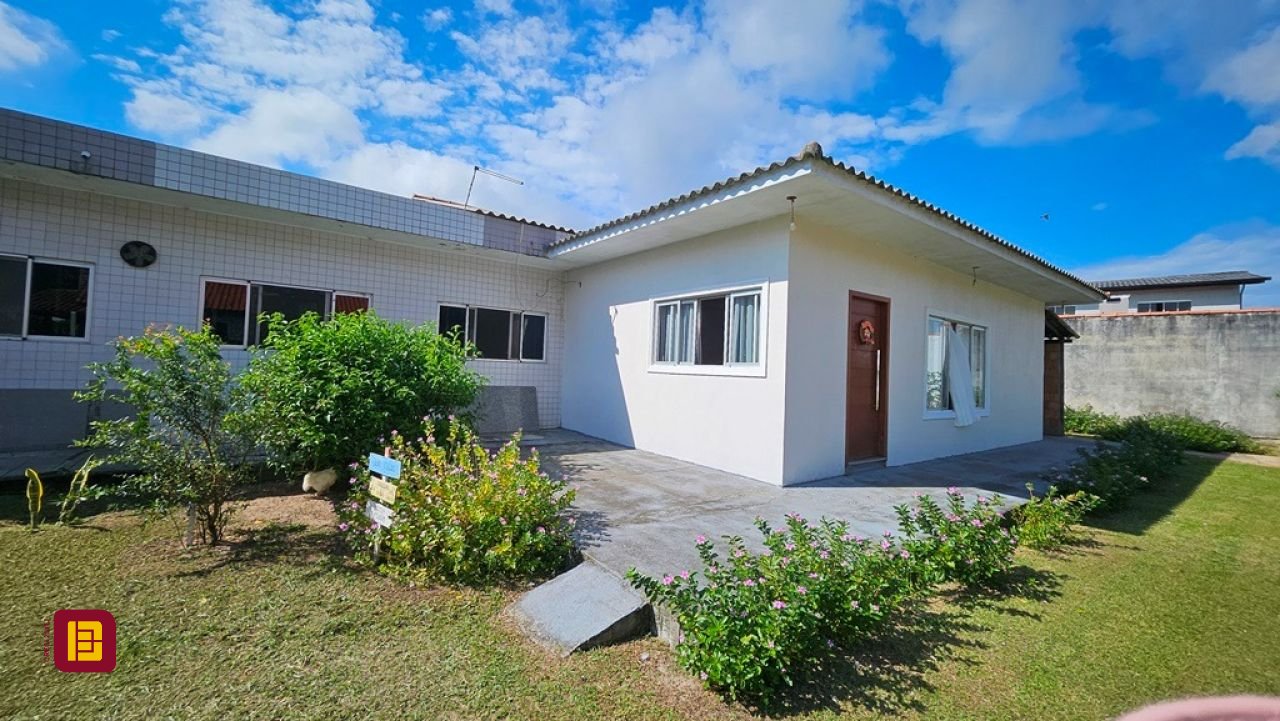 Casa com 470m², 5 quartos (sendo 1 suíte), 3 garagens, no bairro São João do Rio Vermelho em Florianópolis