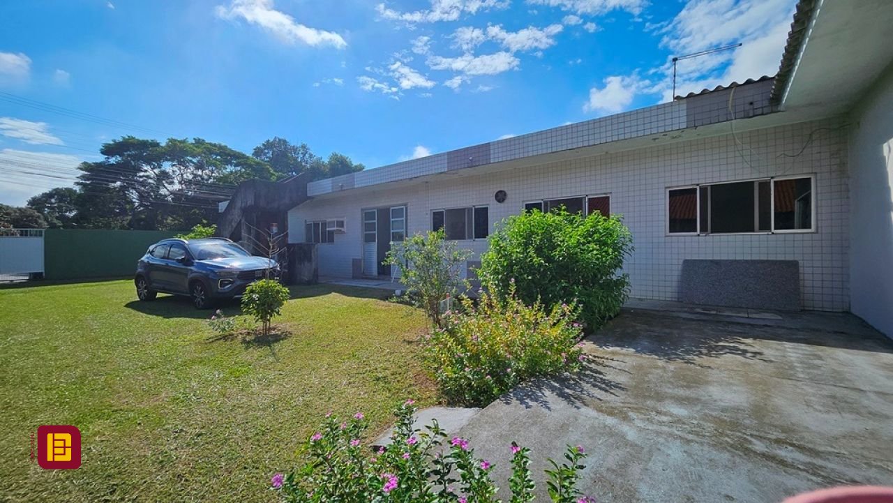 Casa com 470m², 5 quartos (sendo 1 suíte), 3 garagens, no bairro São João do Rio Vermelho em Florianópolis