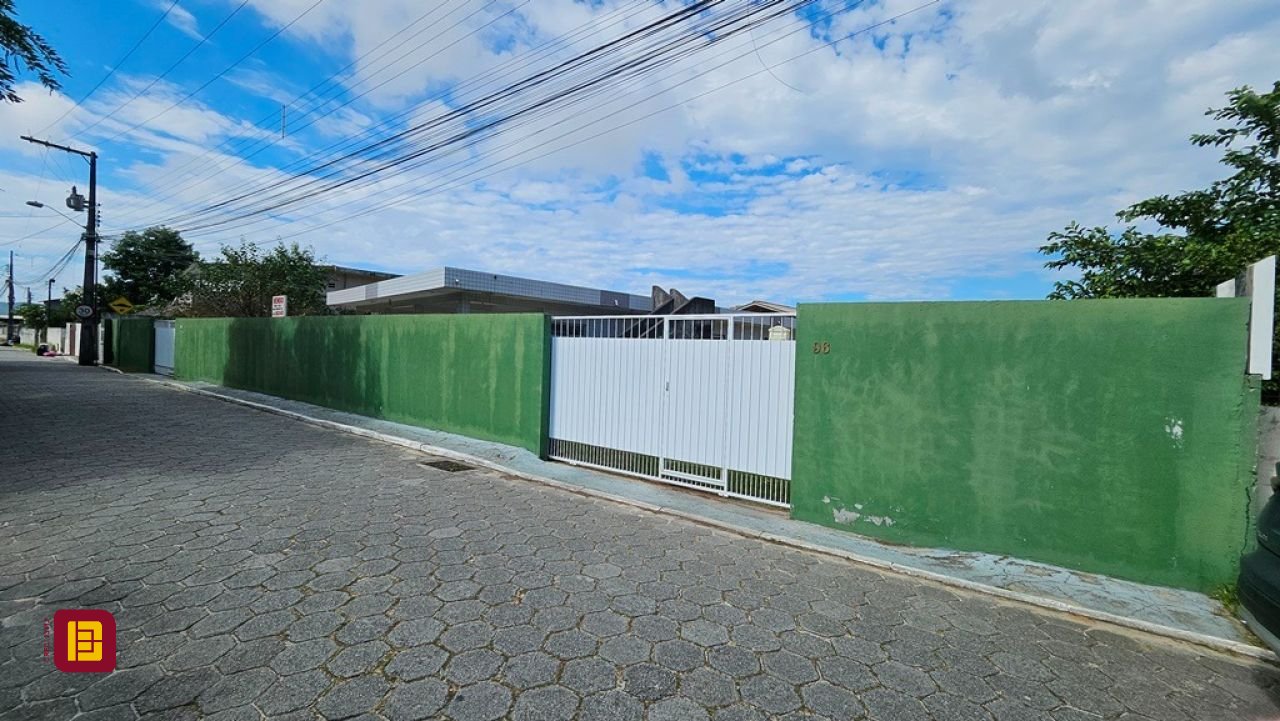 Casa com 470m², 5 quartos (sendo 1 suíte), 3 garagens, no bairro São João do Rio Vermelho em Florianópolis
