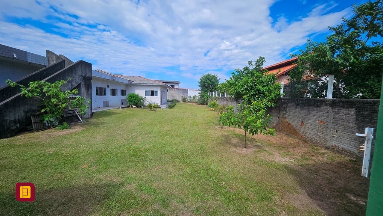 Casa com 470m², 5 quartos (sendo 1 suíte), 3 garagens, no bairro São João do Rio Vermelho em Florianópolis
