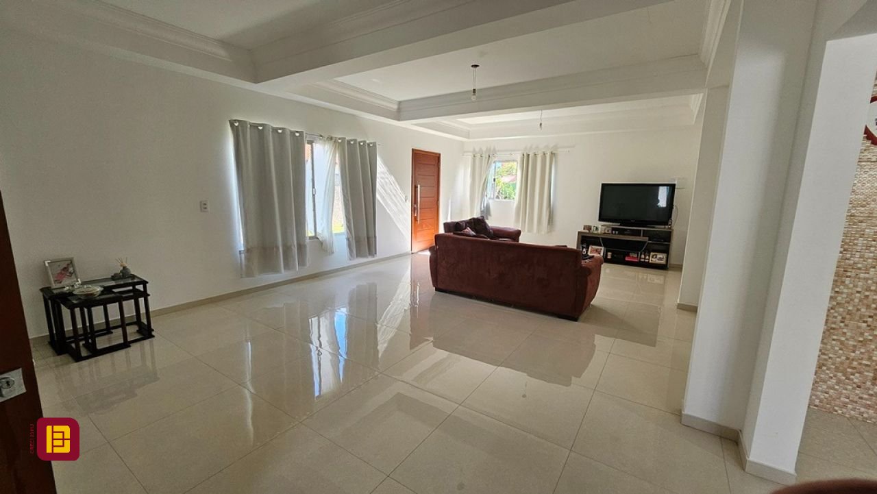 Casa com 470m², 5 quartos (sendo 1 suíte), 3 garagens, no bairro São João do Rio Vermelho em Florianópolis