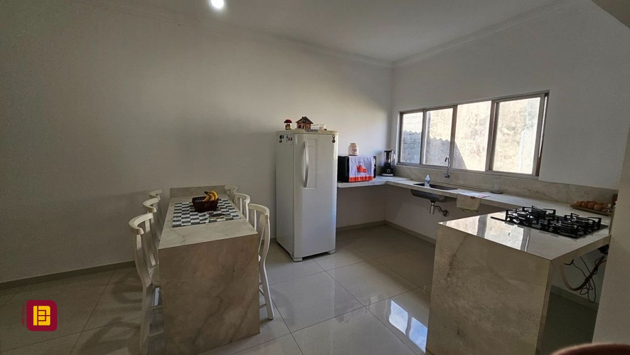 Casa com 470m², 5 quartos (sendo 1 suíte), 3 garagens, no bairro São João do Rio Vermelho em Florianópolis