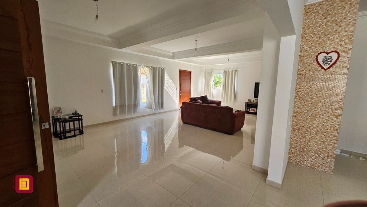Casa com 470m², 5 quartos (sendo 1 suíte), 3 garagens, no bairro São João do Rio Vermelho em Florianópolis