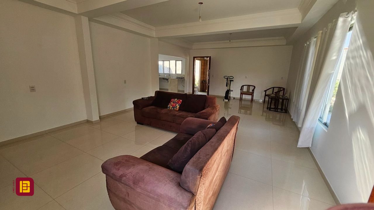 Casa com 470m², 5 quartos (sendo 1 suíte), 3 garagens, no bairro São João do Rio Vermelho em Florianópolis