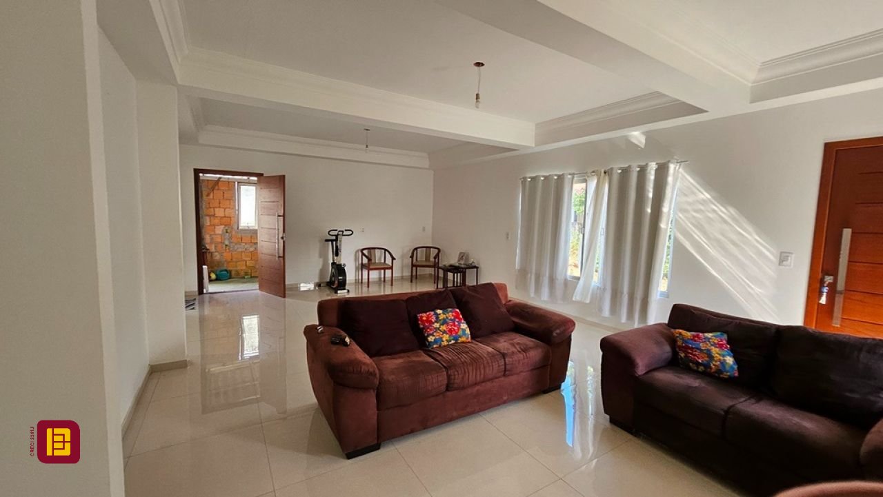 Casa com 470m², 5 quartos (sendo 1 suíte), 3 garagens, no bairro São João do Rio Vermelho em Florianópolis