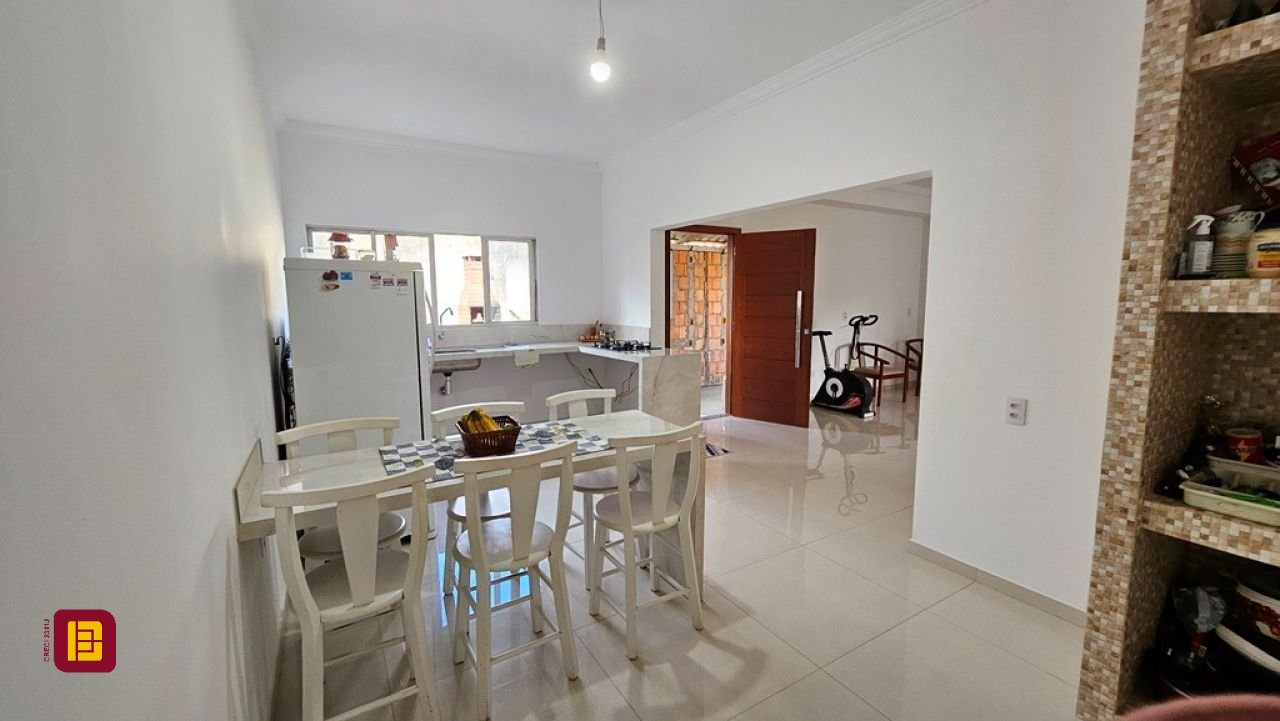 Casa com 470m², 5 quartos (sendo 1 suíte), 3 garagens, no bairro São João do Rio Vermelho em Florianópolis
