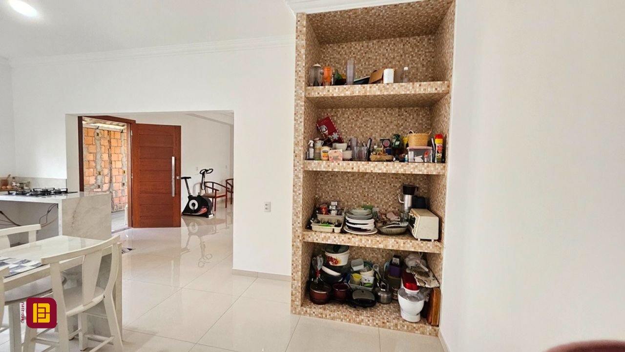 Casa com 470m², 5 quartos (sendo 1 suíte), 3 garagens, no bairro São João do Rio Vermelho em Florianópolis