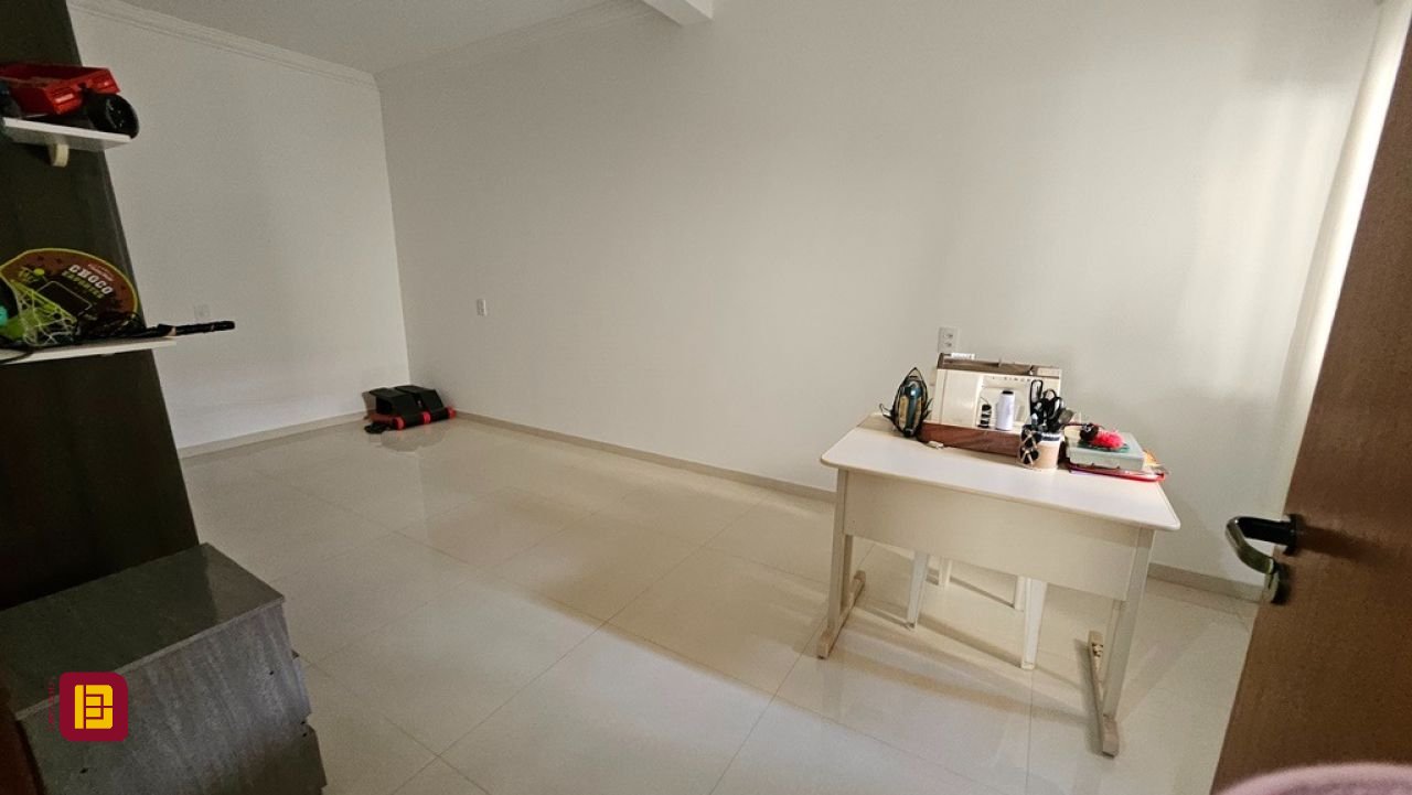 Casa com 470m², 5 quartos (sendo 1 suíte), 3 garagens, no bairro São João do Rio Vermelho em Florianópolis