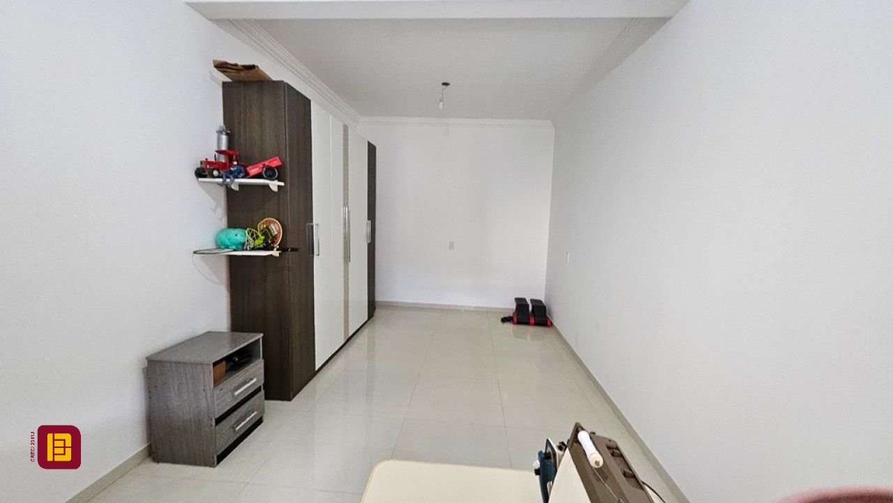 Casa com 470m², 5 quartos (sendo 1 suíte), 3 garagens, no bairro São João do Rio Vermelho em Florianópolis