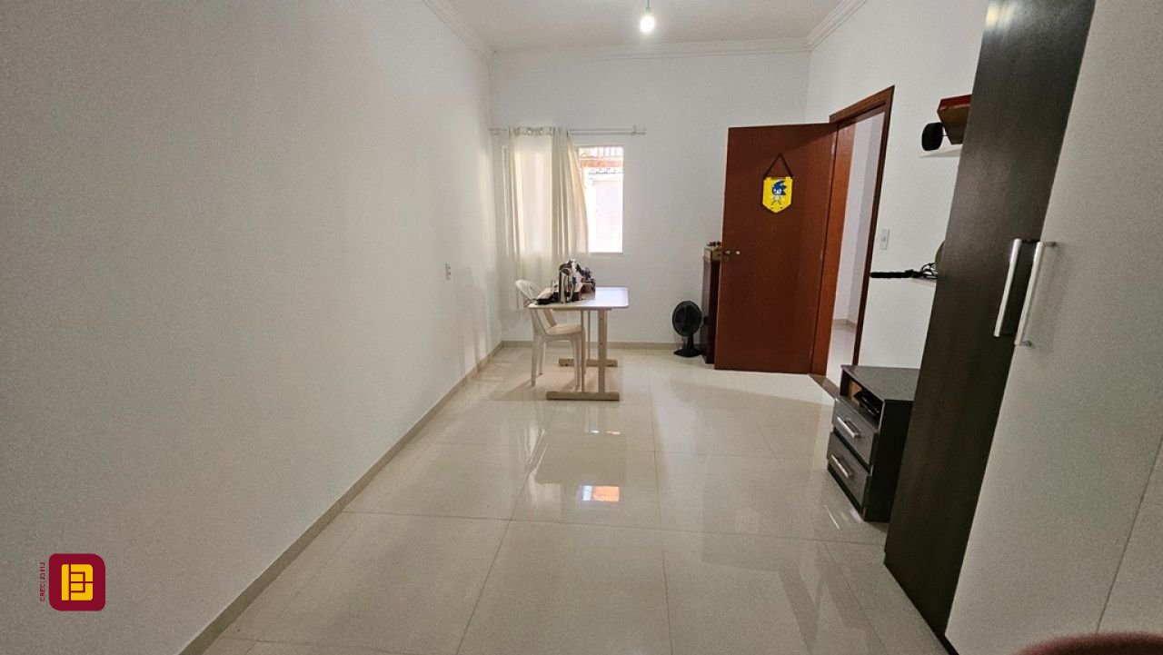 Casa com 470m², 5 quartos (sendo 1 suíte), 3 garagens, no bairro São João do Rio Vermelho em Florianópolis