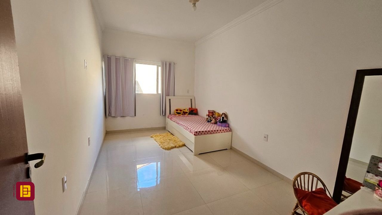 Casa com 470m², 5 quartos (sendo 1 suíte), 3 garagens, no bairro São João do Rio Vermelho em Florianópolis