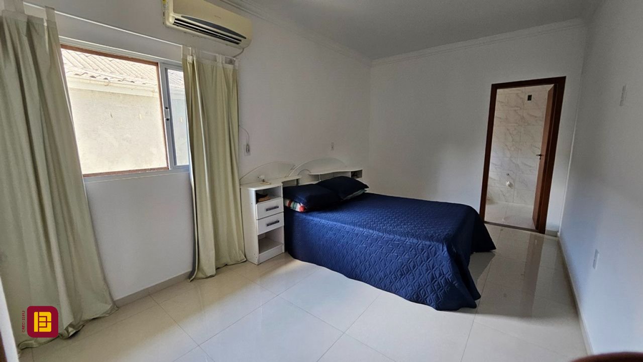 Casa com 470m², 5 quartos (sendo 1 suíte), 3 garagens, no bairro São João do Rio Vermelho em Florianópolis