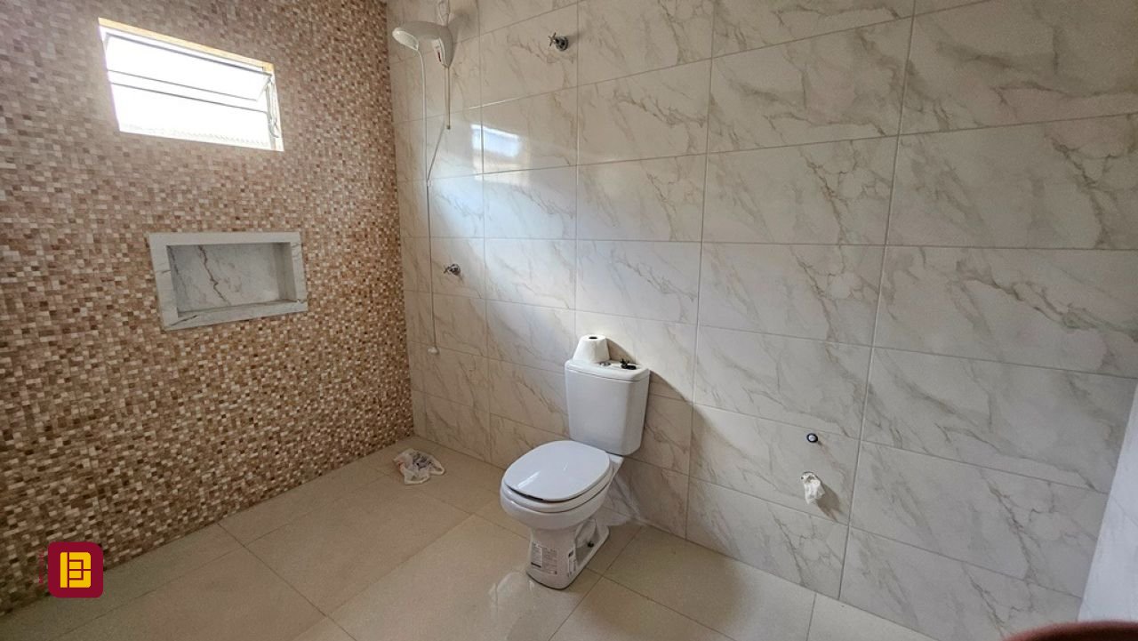 Casa com 470m², 5 quartos (sendo 1 suíte), 3 garagens, no bairro São João do Rio Vermelho em Florianópolis