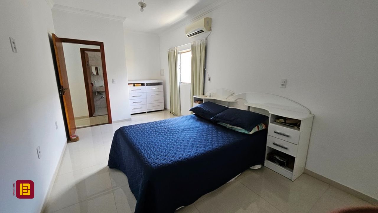 Casa com 470m², 5 quartos (sendo 1 suíte), 3 garagens, no bairro São João do Rio Vermelho em Florianópolis