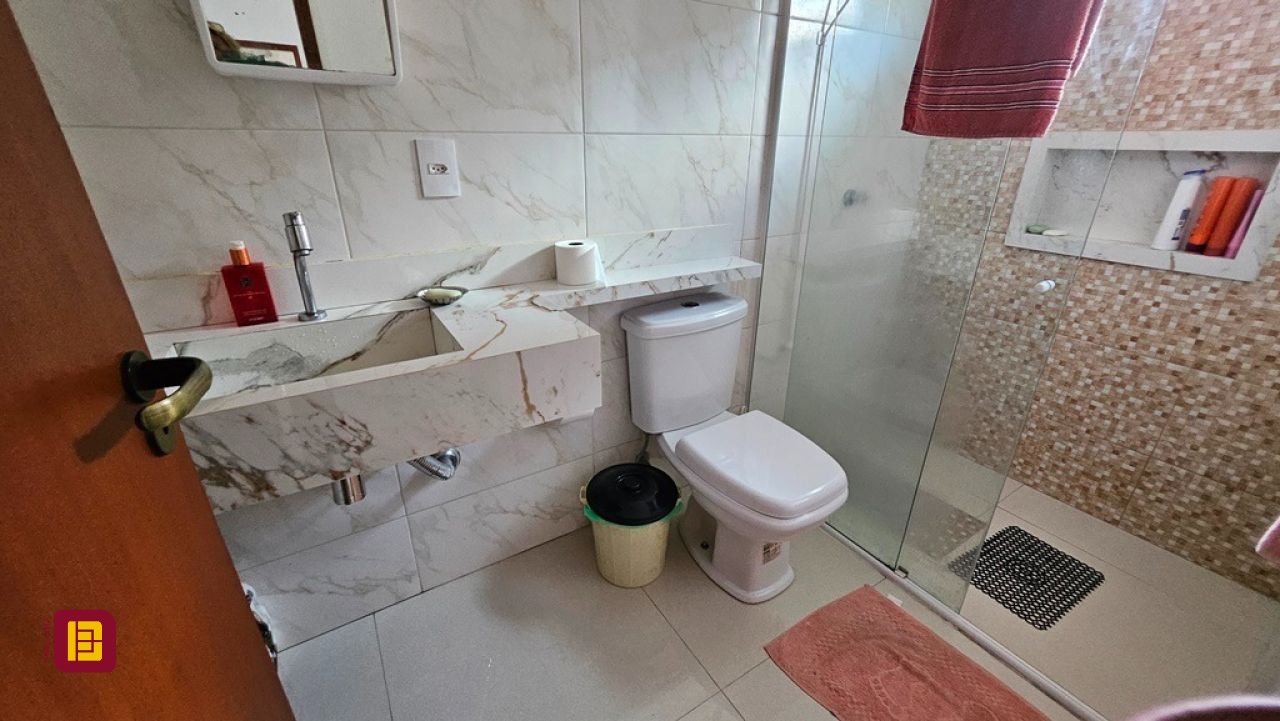 Casa com 470m², 5 quartos (sendo 1 suíte), 3 garagens, no bairro São João do Rio Vermelho em Florianópolis