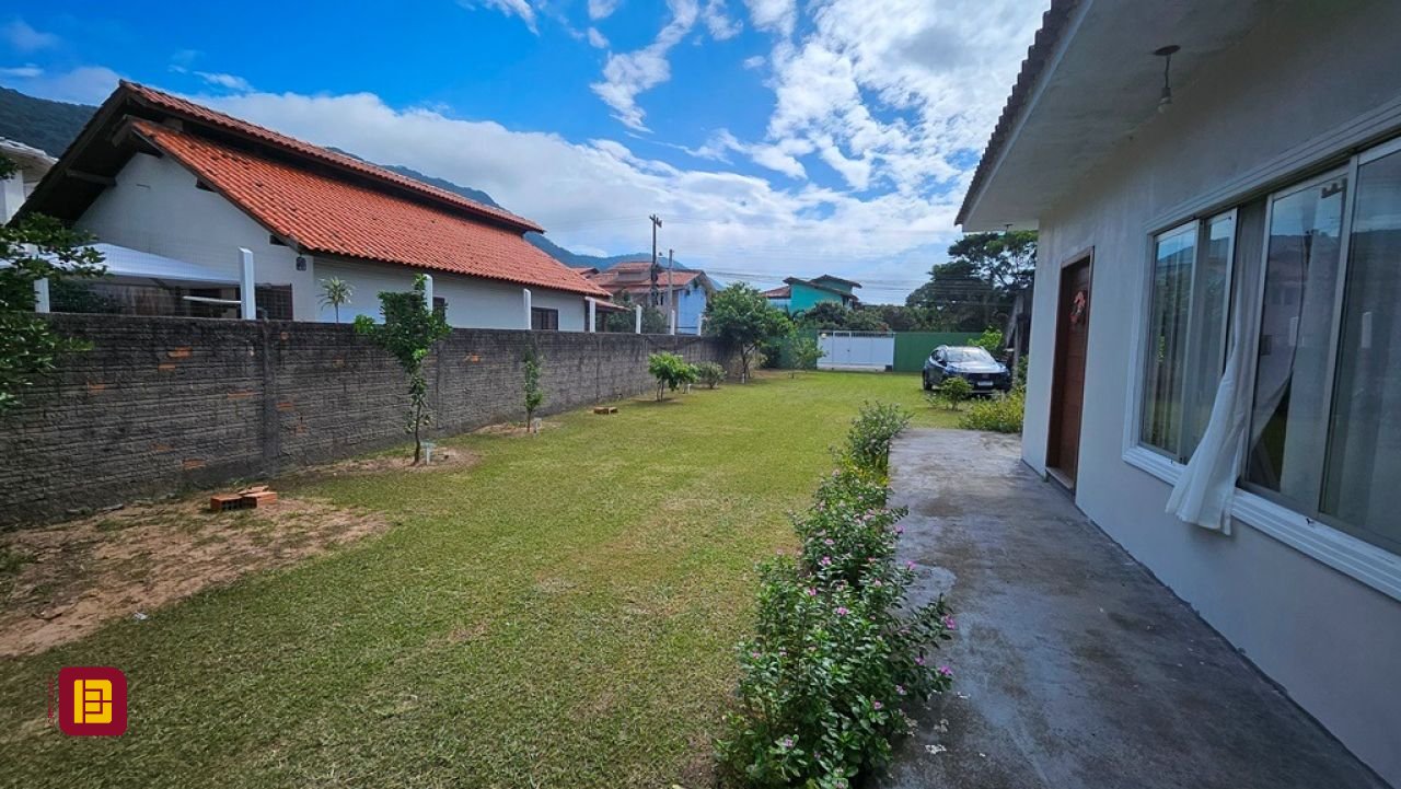 Casa com 470m², 5 quartos (sendo 1 suíte), 3 garagens, no bairro São João do Rio Vermelho em Florianópolis