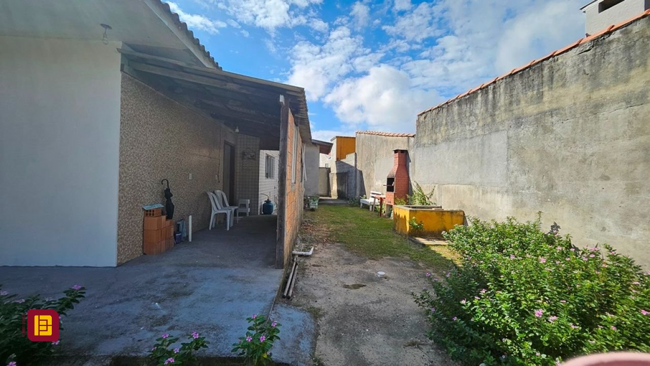 Casa com 470m², 5 quartos (sendo 1 suíte), 3 garagens, no bairro São João do Rio Vermelho em Florianópolis