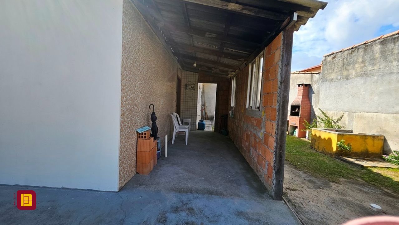 Casa com 470m², 5 quartos (sendo 1 suíte), 3 garagens, no bairro São João do Rio Vermelho em Florianópolis