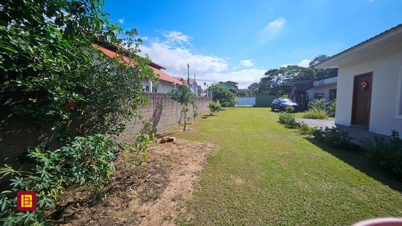 Casa com 470m², 5 quartos (sendo 1 suíte), 3 garagens, no bairro São João do Rio Vermelho em Florianópolis