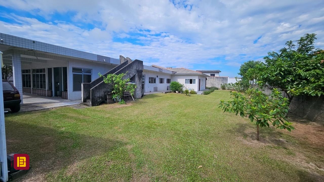 Casa com 470m², 5 quartos (sendo 1 suíte), 3 garagens, no bairro São João do Rio Vermelho em Florianópolis