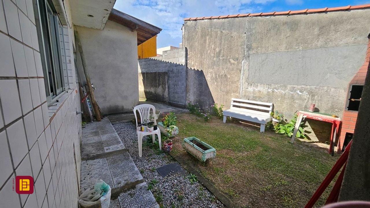 Casa com 470m², 5 quartos (sendo 1 suíte), 3 garagens, no bairro São João do Rio Vermelho em Florianópolis