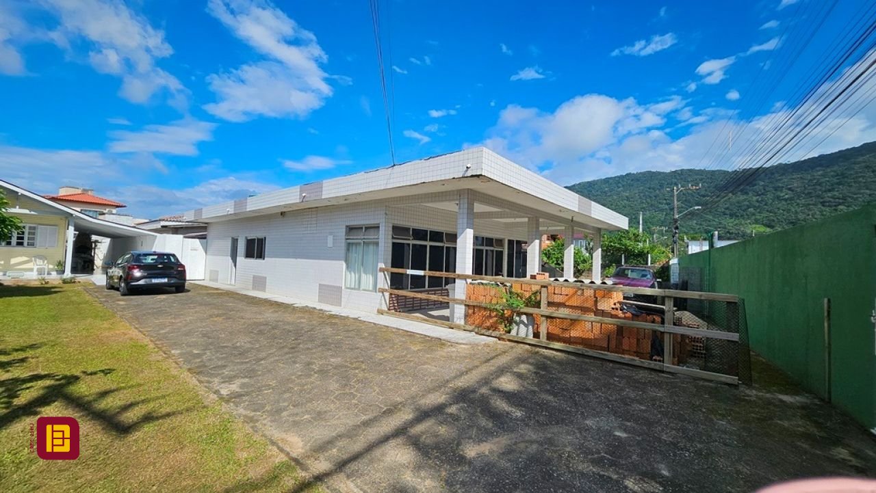 Casa com 470m², 5 quartos (sendo 1 suíte), 3 garagens, no bairro São João do Rio Vermelho em Florianópolis