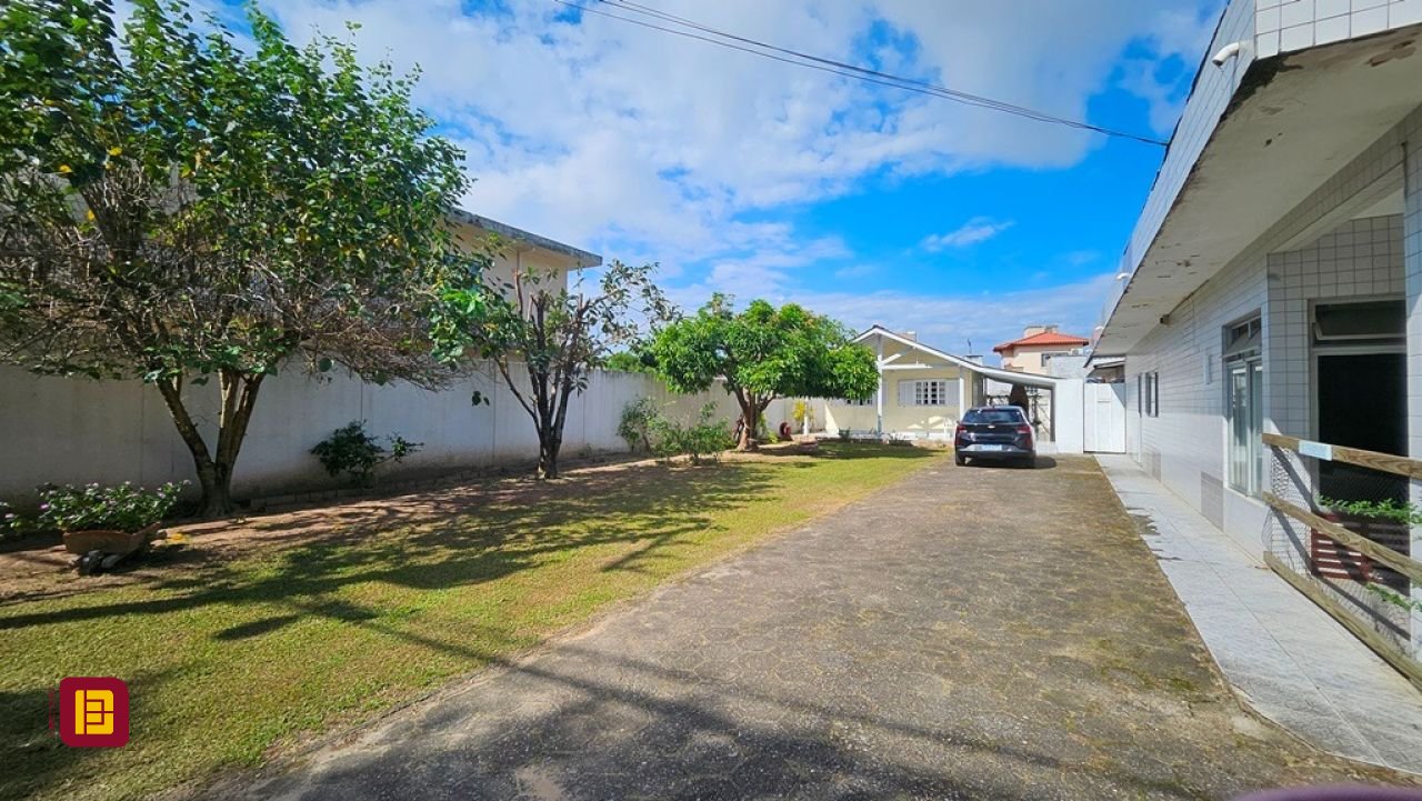 Casa com 470m², 5 quartos (sendo 1 suíte), 3 garagens, no bairro São João do Rio Vermelho em Florianópolis
