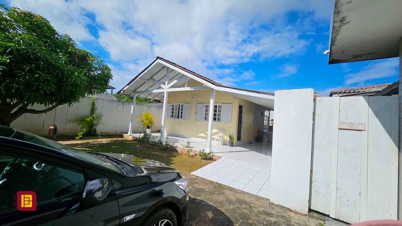 Casa com 470m², 5 quartos (sendo 1 suíte), 3 garagens, no bairro São João do Rio Vermelho em Florianópolis