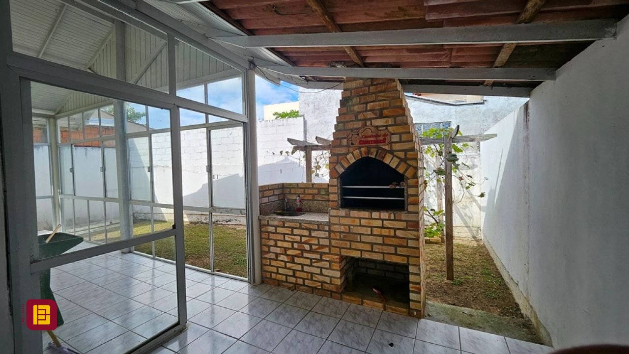 Casa com 470m², 5 quartos (sendo 1 suíte), 3 garagens, no bairro São João do Rio Vermelho em Florianópolis