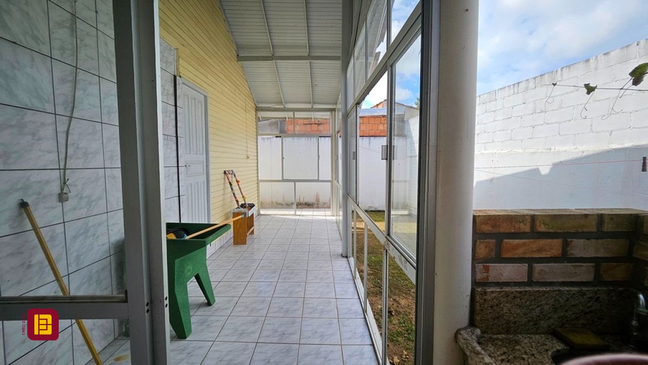 Casa com 470m², 5 quartos (sendo 1 suíte), 3 garagens, no bairro São João do Rio Vermelho em Florianópolis